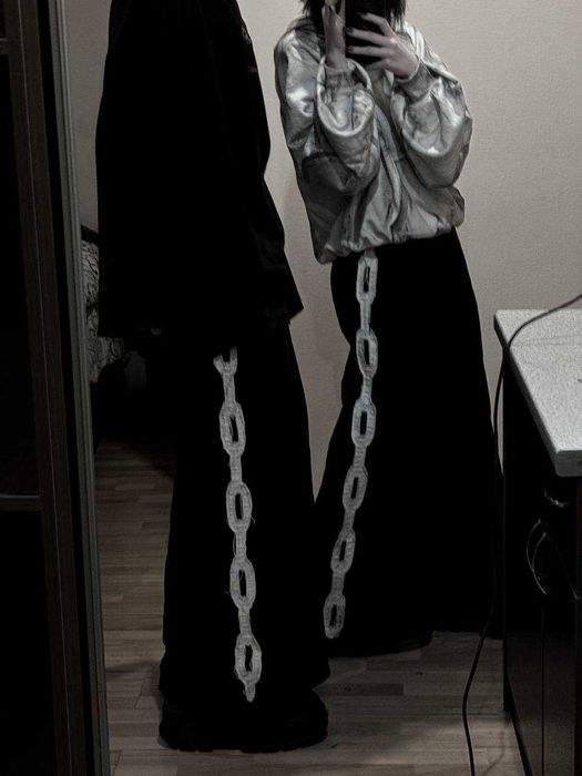 Черные широкие спортивки с глубокими карманами в разных цветах