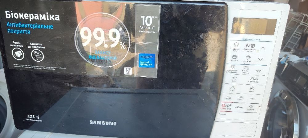 Мікрохвильова піч Самсунг.
