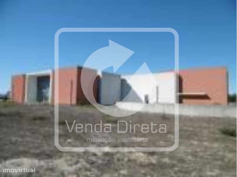 Terreno de 25.300 m², com edifício destinado a serviços no Porto Alto.