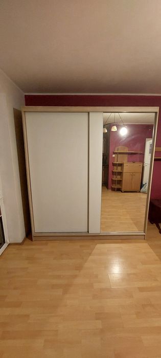 Szafa przesuwna z lustrem.
