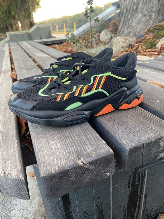Adidas Ozweego — стильні чорні кросівки з неоновими вставками!