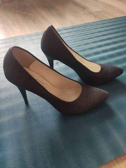 Buty - szpilki kryte z delikatnym czubkiem