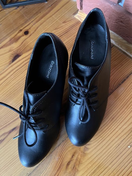 Półbuty na obcasie