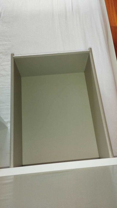 Cama de casal com duas mesas de cabeceira