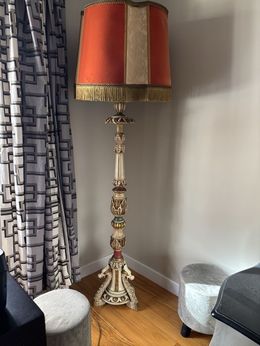 Candeeiro de pé alto