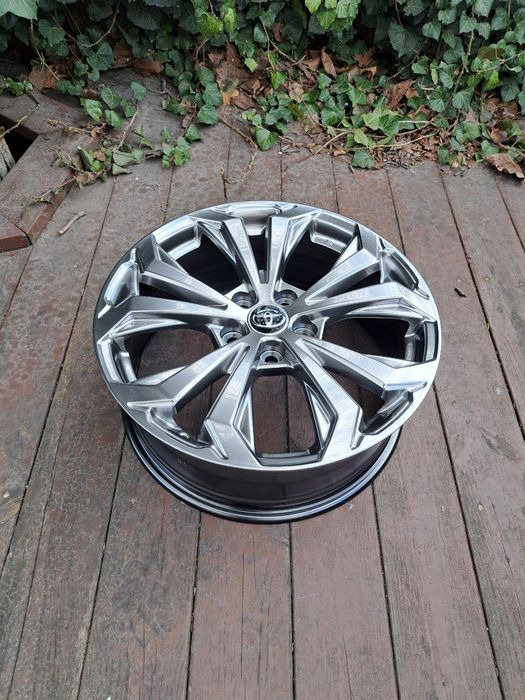 Диски на  Toyota RAV4 R18 5x114.3 ET35 Dia60.1