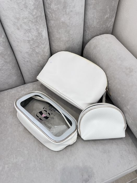 Набір з трьох косметичок білого кольору