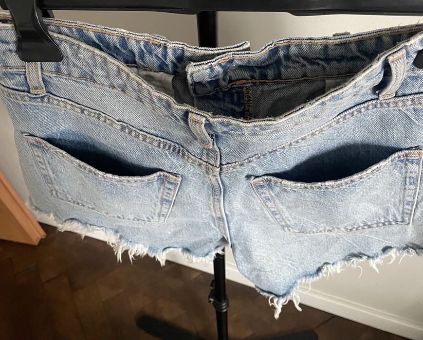 Dżinsowe spodenki z wysokim stanem.Zara