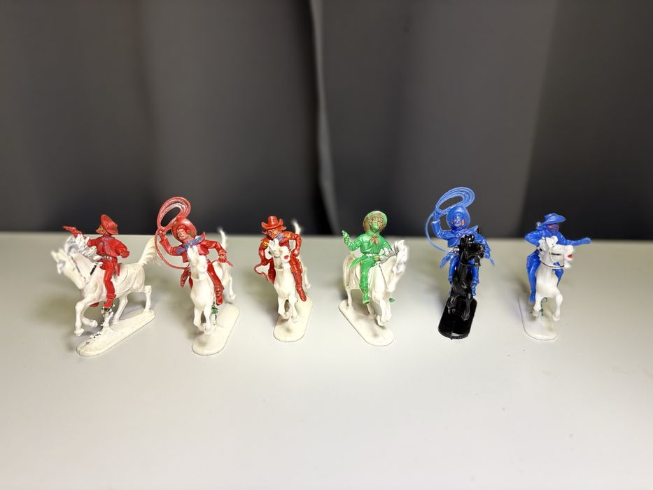 Продаются фигурки ковбоев,индейцев  Höfler