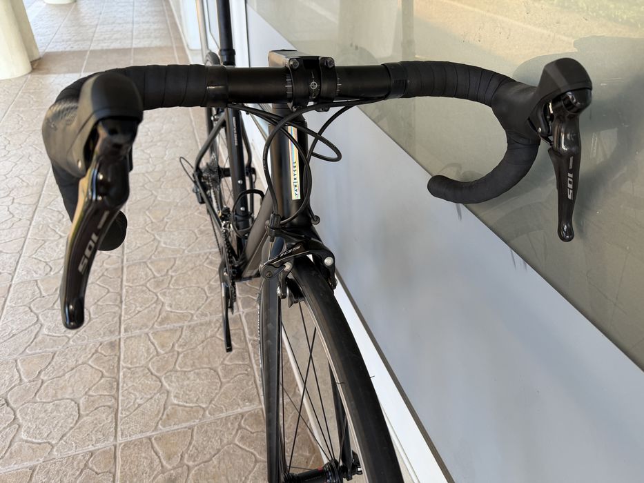Bicicleta de estrada bem equipada