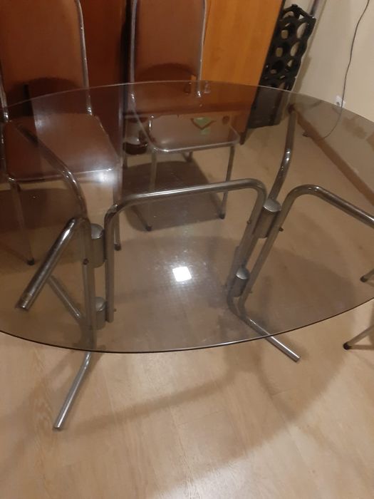 Mesa de vidro oval
