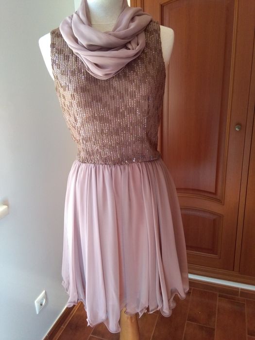 Vestido de cerimónia, com tronco bordado com  lantejoulas