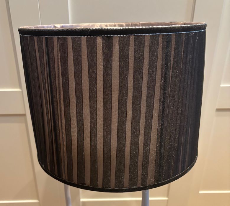 Elegancki Abażur – Czarny w Paski / Srebrne Wnętrze