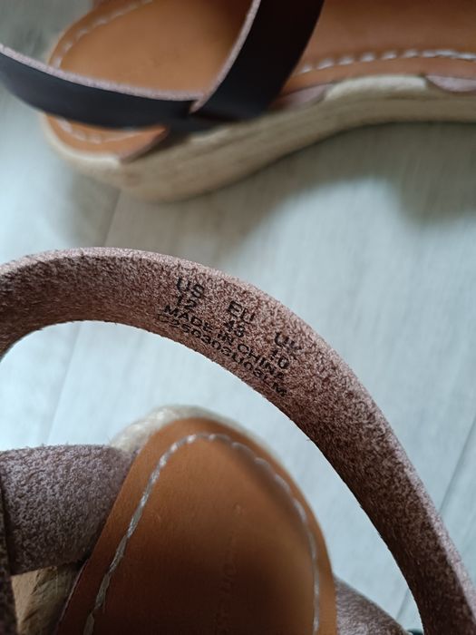 Amazon Essentials brązowe sandały na obcasie koturnie