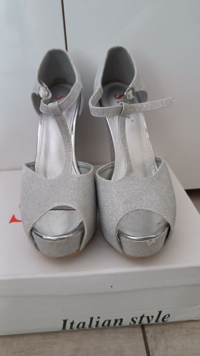 Srebrne sandałki na słupku