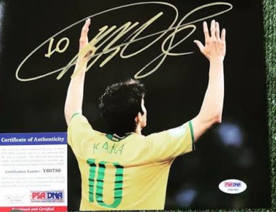 Bola autografada pelo Kaká