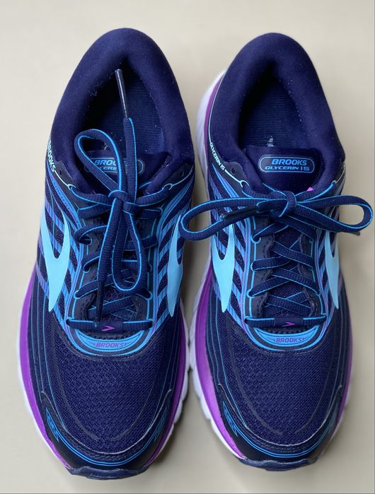 Кросівки BROOKS.