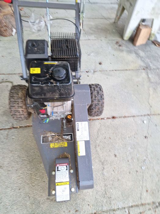 Triturador de cepos - Destroçador / Destoconadora - remoção de troncos / Tree stump grinder