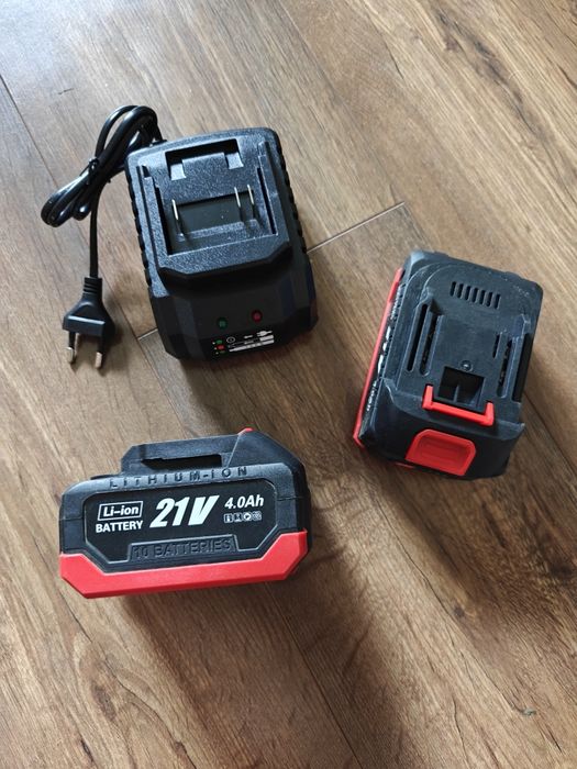 Akumulatory 21v w systemie Makita 4.0 Ah plus ładowarka stacjonarna