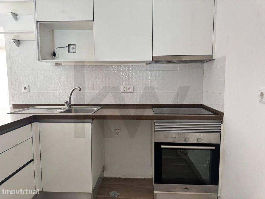 T1 remodelado para arrendamento em Paio Pires, com amplo terraço