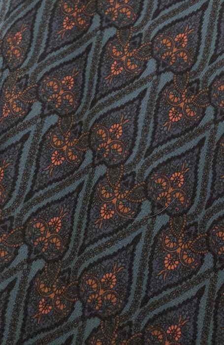 Elegancka wzorzysta sukienka z paskiem i dekoltem na zakładkę L