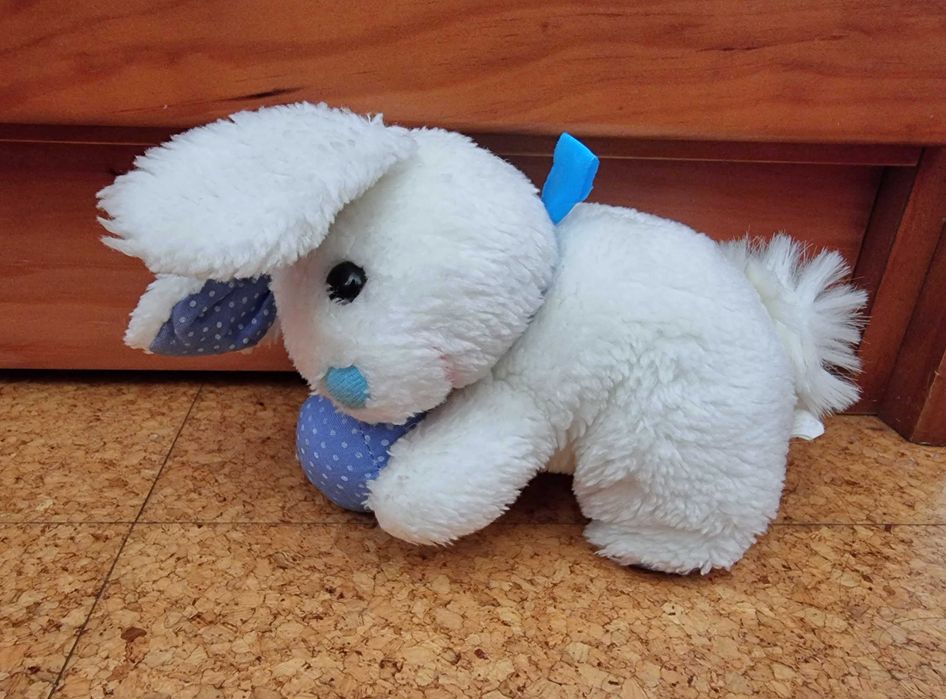 Coelho branco e azul de peluche