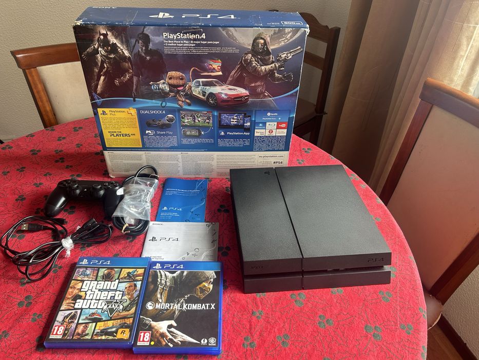 Playstation 4, com 2 jogos, 1 comando