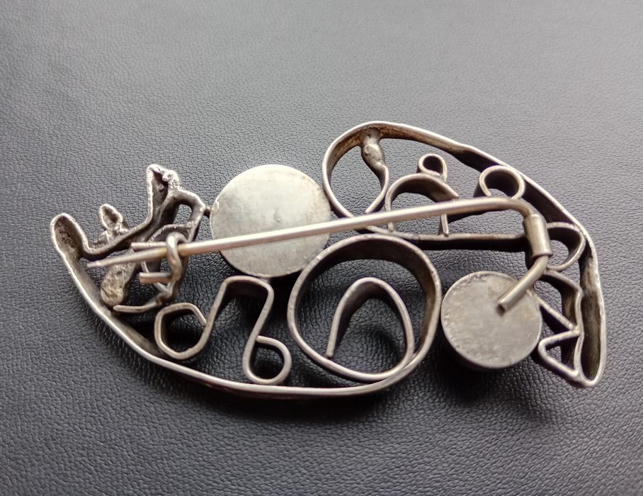 Srebrna duża broszka ORNO bursztyn