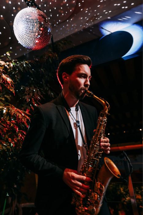 Ведучий саксофоніст діджей фото зона на весліля день народження