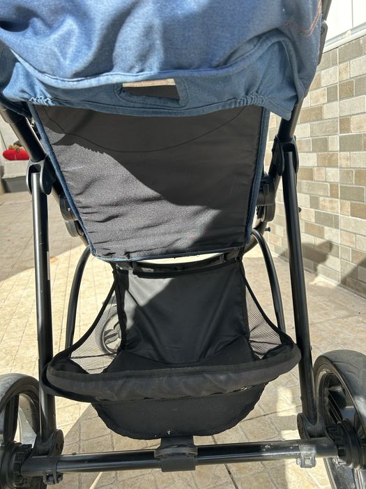 Carinho de bebe com ovo e cadeira