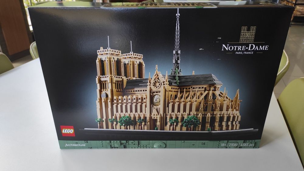 Конструктор Lego Architecture 21061 Нотр-Дам в Париже (4383 детали)