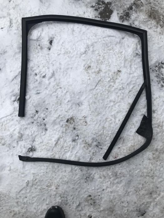 Ущільнювач задньої лівої дверки Ауді А6 С5 універсал