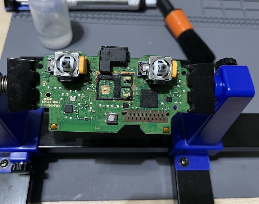 Naprawa driftu analogów PS4 / PS5 / Xbox – wymiana na TMR