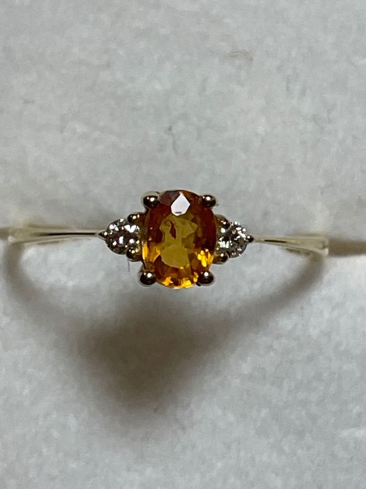 Złoty pierścionek z cytrynem i diamentami
