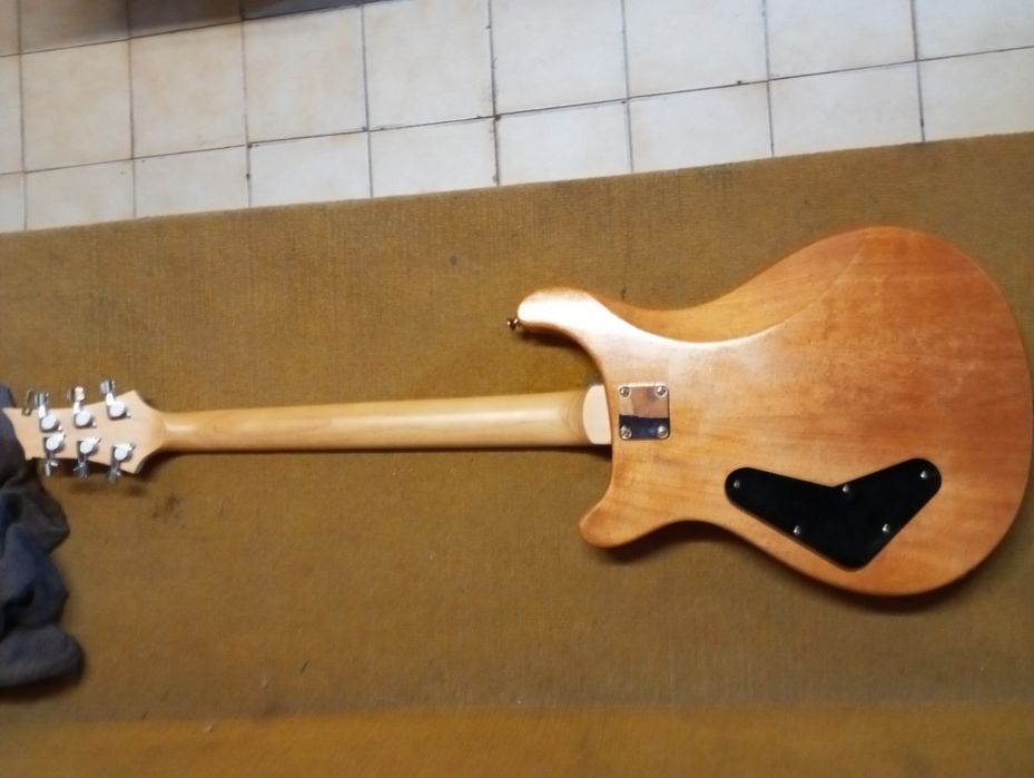 Guitarra elétrica bonita impecavel