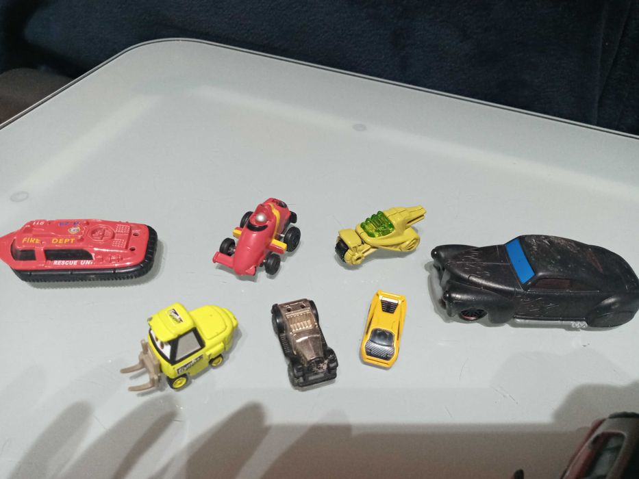 36 carrinhos antigos e 1 comboio de ferro