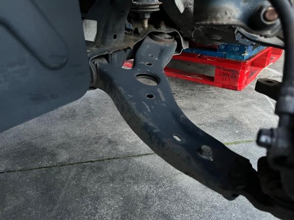 Braço de suspensão frente esquerdo KIA Carens IV