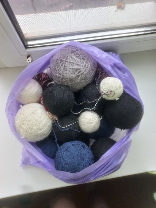 Нитки близько 50 різних кольорів