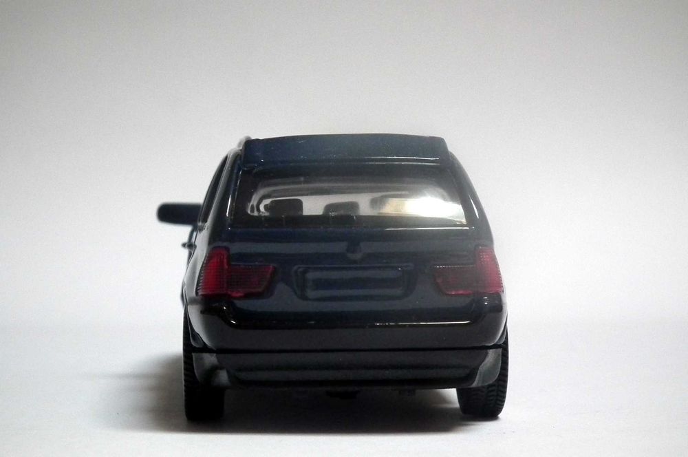 Miniatura BMW X5 (E53) em caixa. Envio grátis.