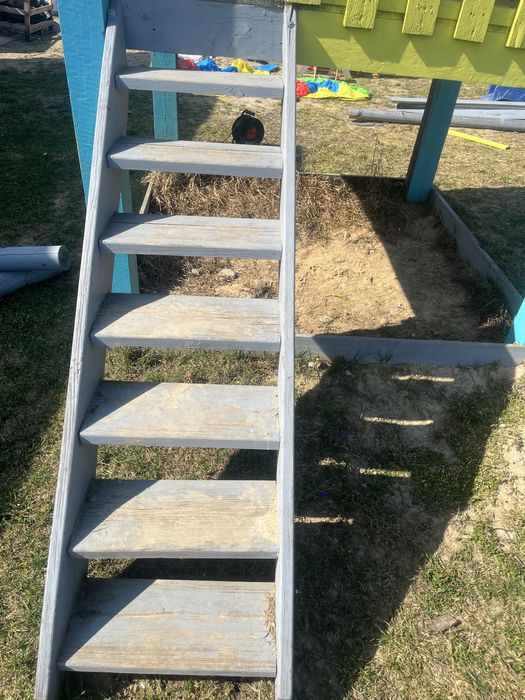 Schody na plac zabaw