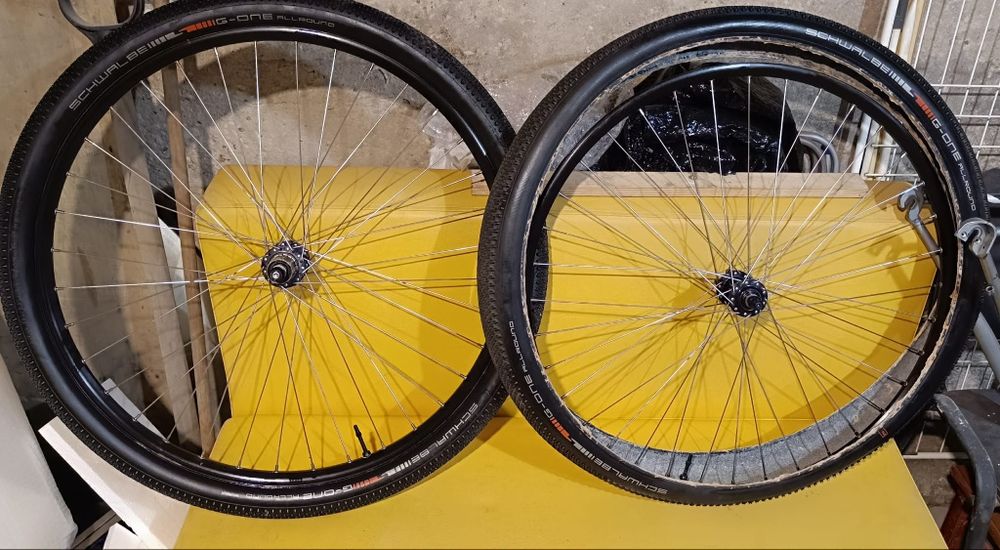 Koła rowerowe marki Alexrims wraz z oponami Schwalbe r 29c