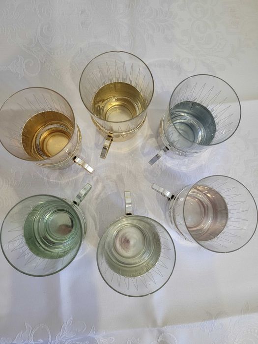 Komplet 6 grawerowanych szklanek w  koszyczkach, relikt PRL