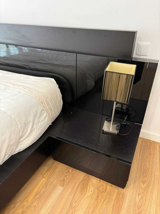 Cama de Casal preta - Madeira de boa qualidade design moderno
