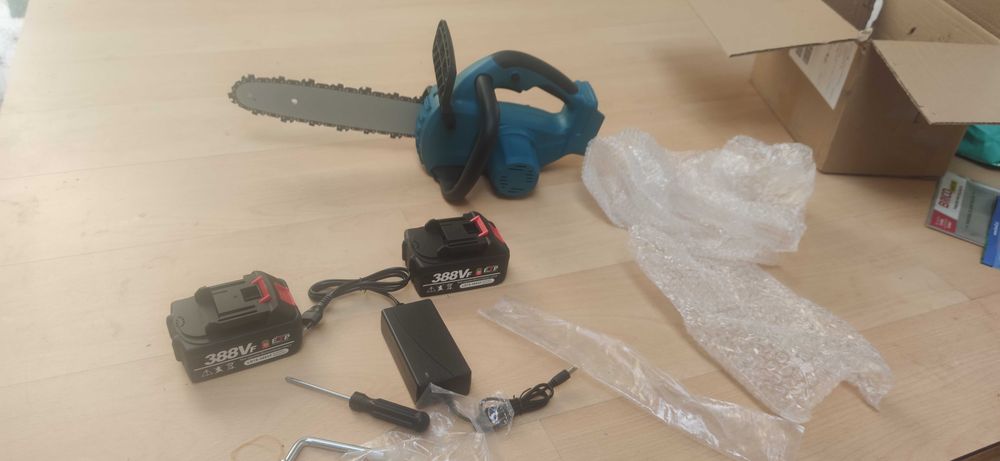 motosserra a bateria com 2 baterias de grande capacidade e carregador