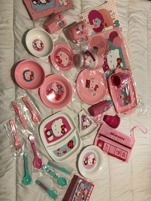 At the Table with Hello Kitty – Service.64738615297795121