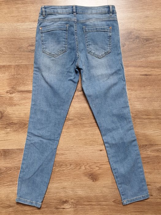 Jeansy skinny fit z przetarciami i lampasem