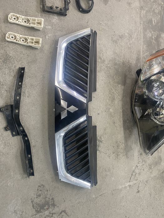 Решітка радіатора Mitsubishi Outlander Xl