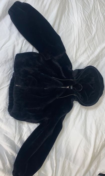 czarna futrzana kurtka