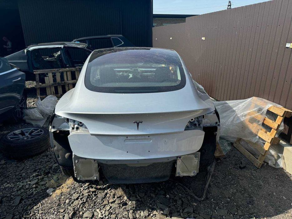Шрот розборка розбірка Tesla Model 3  бампер двері фара ліхтар