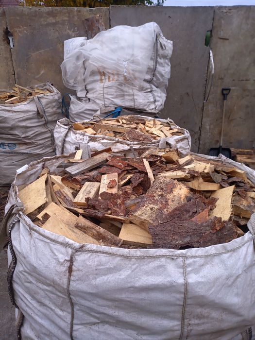 Drewno opałowe gotowe do palenia w workach big bag